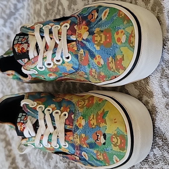 STUNNING NINTENDO MARIO BROTHERS AUTHENTIC VANS - Picture 1 of 11